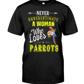 Never underestimate a woman who loves parrots black