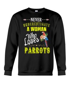 Never underestimate a woman who loves parrots black 3