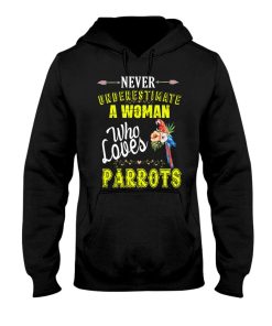 Never underestimate a woman who loves parrots black 4